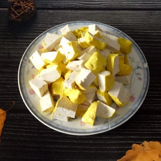 Cuci dan potong dadu tahu