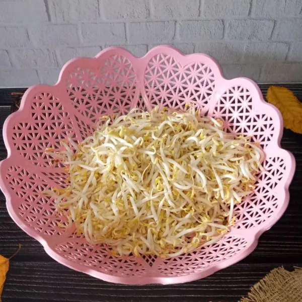 Cuci taoge dan tiriskan