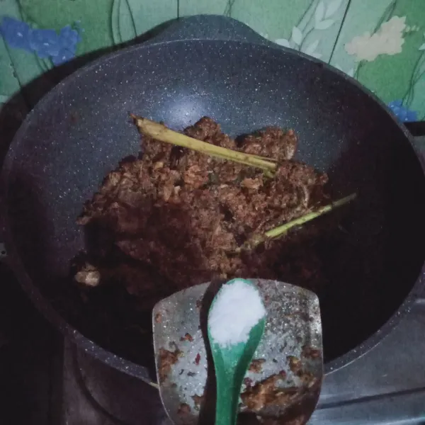 Masuk kan garam, gula, kaldu bubuk aduk sampai bumbu meresap dan kering tes rasa jika sudah sesuai angkat, sajikan