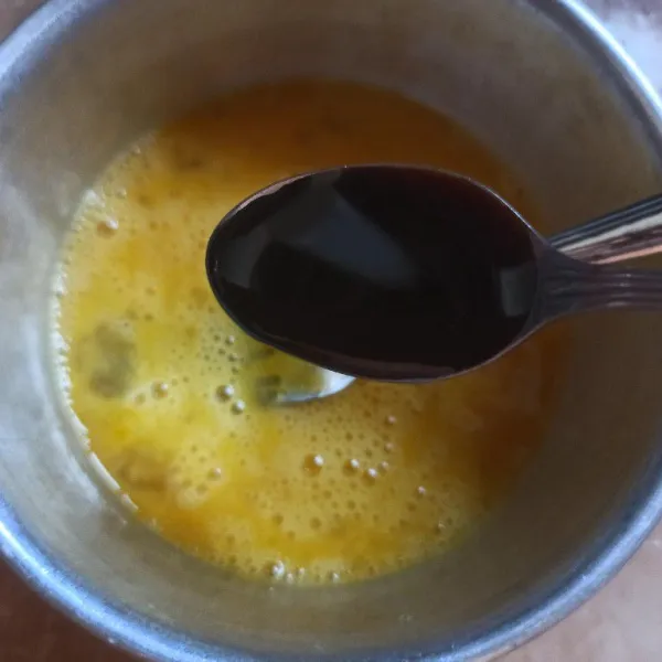 Selanjutnya masukkan kecap manis aduk rata kembali.