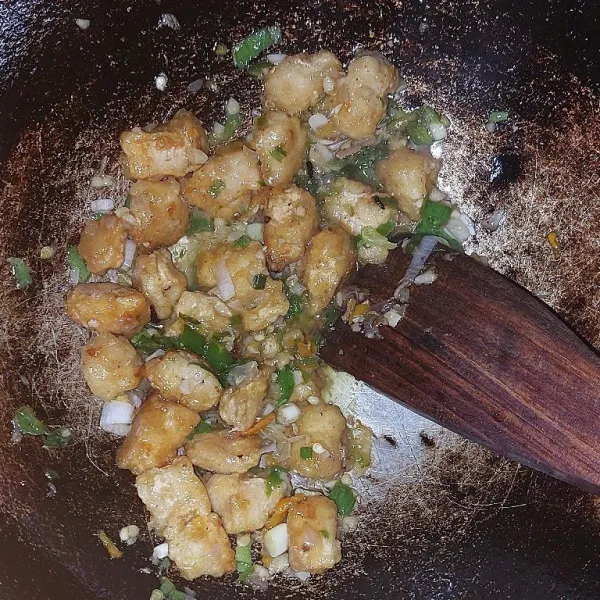 Masukkan ayam dan daun bawang. Aduk merata.