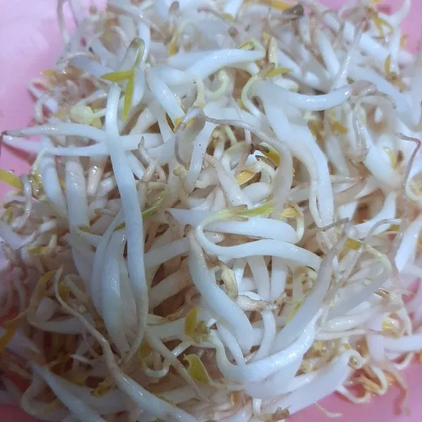 Cuci bersih tauge lalu sisihkan