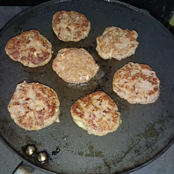 Siapkan teflon, lalu bentuk bulat dan masak hingga matang, bisa juga di simpan sebelum di panggang, atau bisa di simpan saat sudah di masak