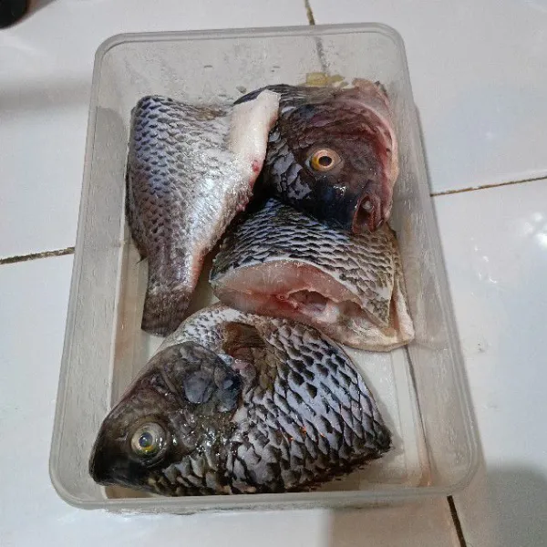 Bersihkan ikan nila dari sisik dan bagian dalam ikannya, kemudian cuci bersih dan sisihkan