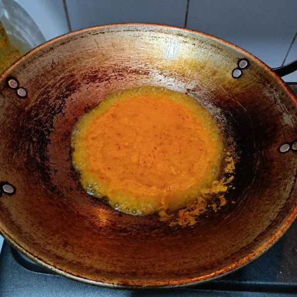 Panaskan wajan, beri minyak secukupnya. Tumis bumbu halus hingga harum