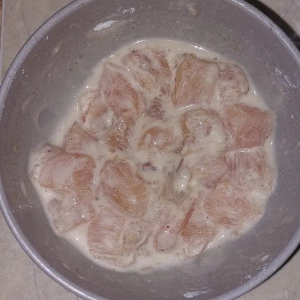 Potong dadu dan marinasi ayam minimal 15 menit