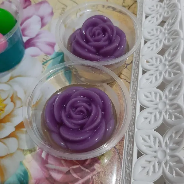 Setelah set, keluarkan puding mawar dari cetakan dan taruh diatas puding dalam cup