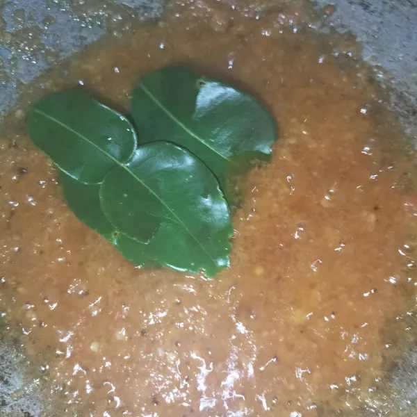 Masukkan daun jeruk dan aduk rata sampai bumbu matang