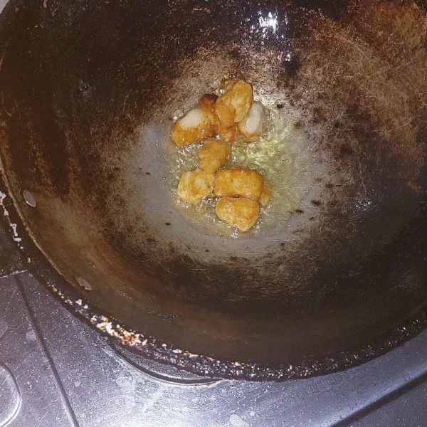 Goreng ayam hingga kuning keemasan.