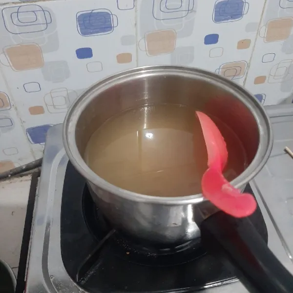 Campurkan jelly, agar-agar, gula dan air. Masak hingga mendidih