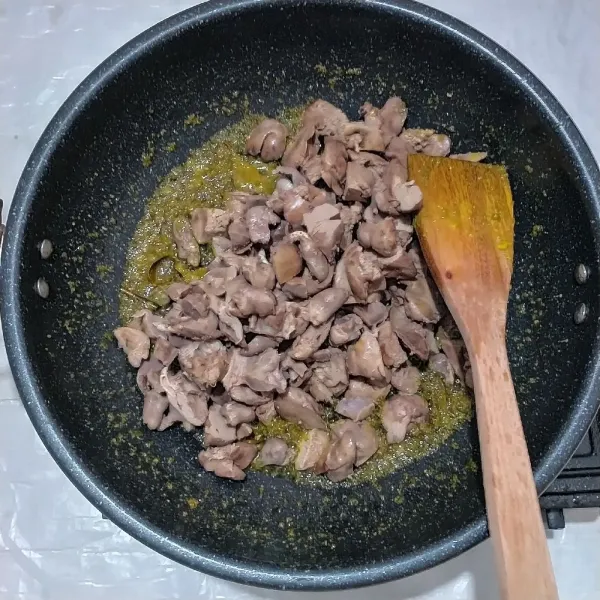 Masukkan ati ampela,aduk rata dan masak sesaat