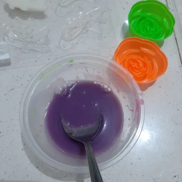 Ambil 200 ml cairan puding. Tambahkan kental manis dan pewarna ungu. Aduk rata