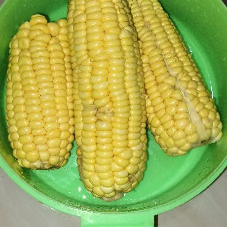 Potong-potong jagung dan pipil sebagian