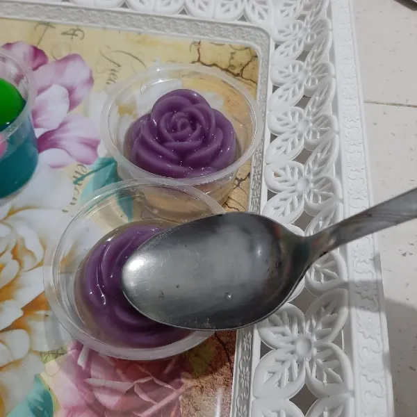 Cairkan sisa puding. Lalu siramkan ke atas puding mawar sebagai lem. Tunggu set. Siap dinikmati