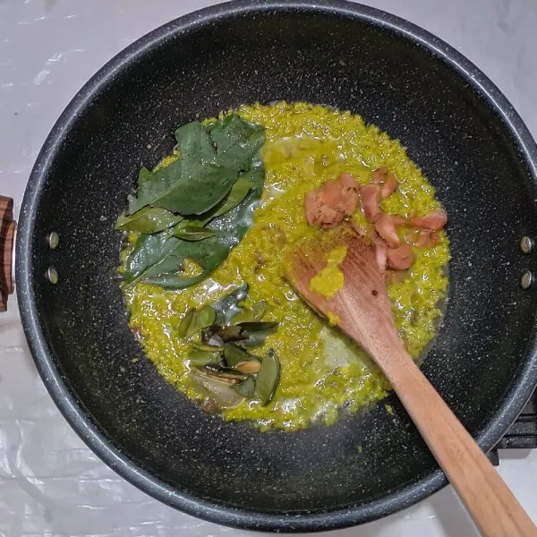 Tuang bumbu yang telah dihaluskan,tambahkan daun salam,daun jeruk,lengkuas.Masak hingga bumbu harum dan mengeluarkan minyak