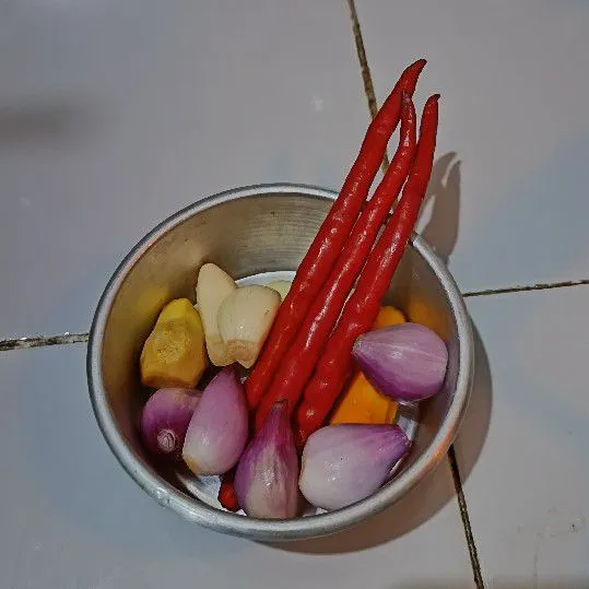 Haluskan bumbu. Bisa diulek atau menggunakan blender/chopper