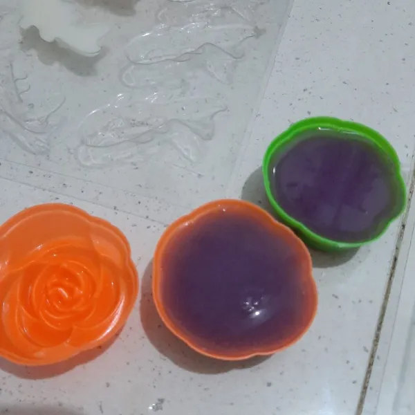 Masukkan dalam cetakan mawar. Tunggu set