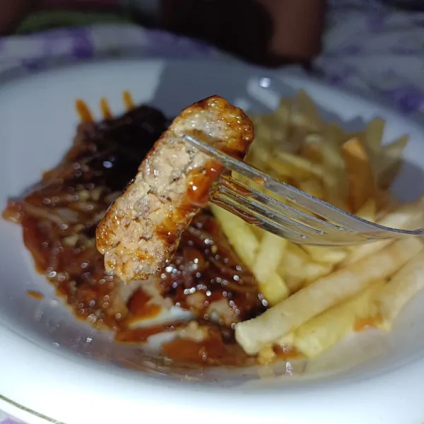 Bisa disajikan dengan saus BBQ dan kentang