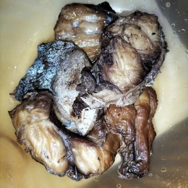 Cuci bersih ikan asap