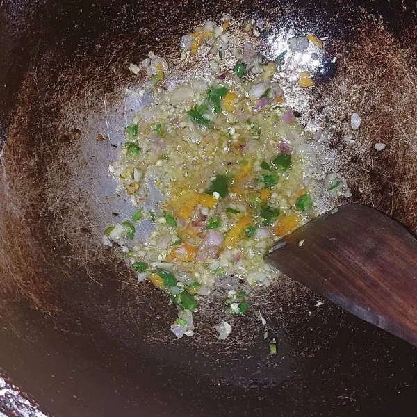 Tumis bawang dan cabai yang telah dicincang halus.