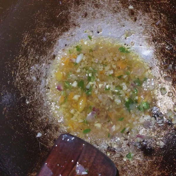 Tambahkan air asam jawa dan seasoning. Diamkan hingga agak mendidih.