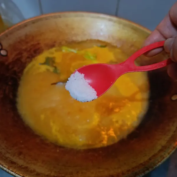 Tambahkan garam dan penyedap rasa. Aduk rata. Tes rasa