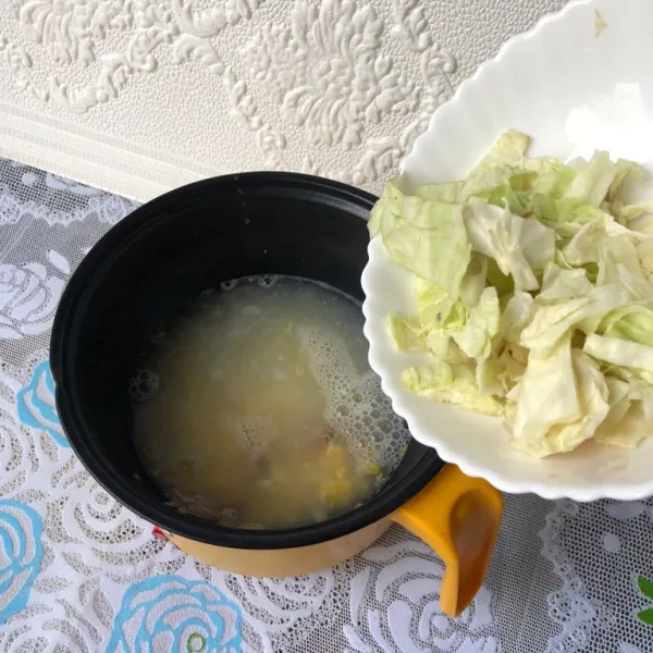 Masukkan sayur kol ke dalam panci