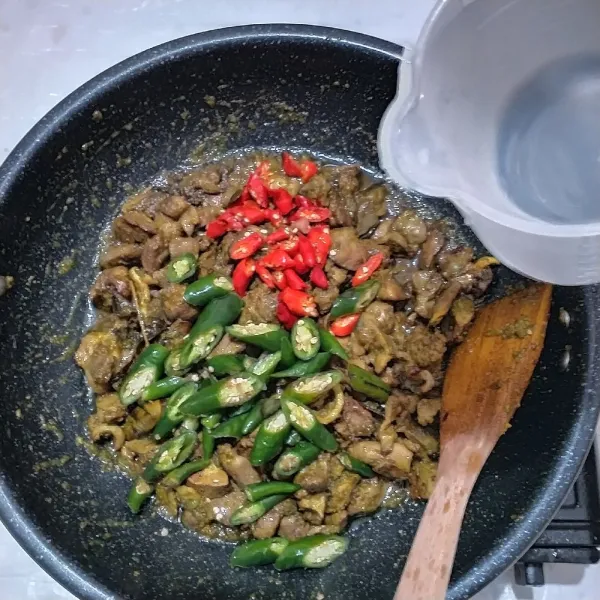 Tambahkan cabe hijau besar, cabe rawit merah dan air.Aduk rata dan jangan lupa test rasa