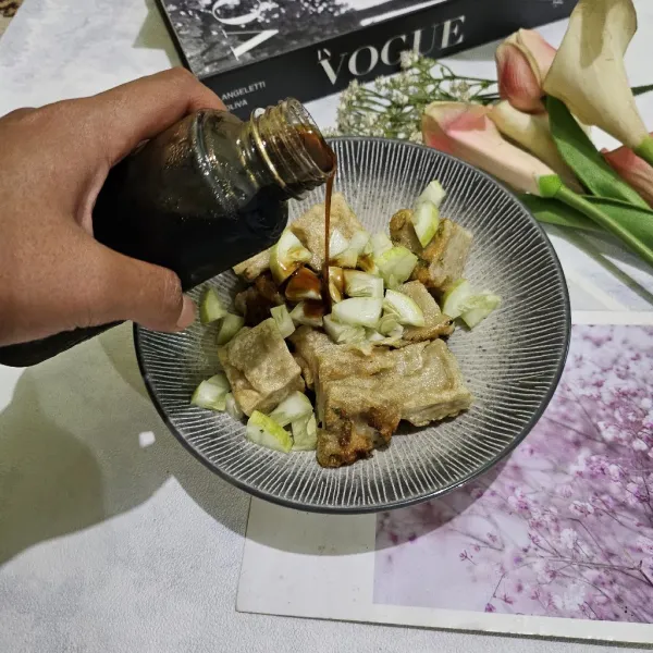 Sajikan dengan kuah cuko (resep pernah di tulis sebelumnya) dan bahana pelengkap lainnya.