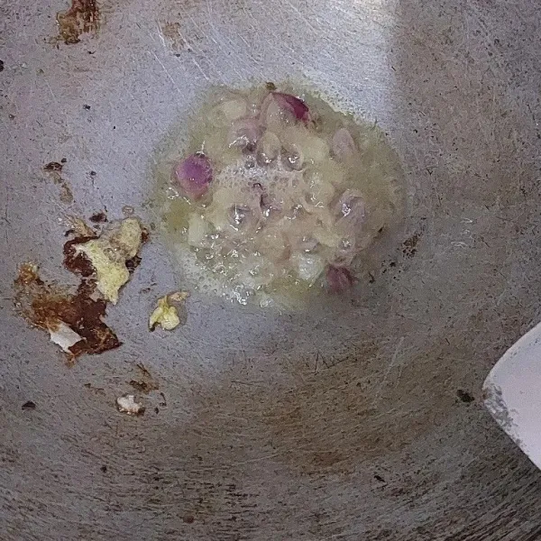 Goreng irisan bawang merah dengan minyak bekas telur.