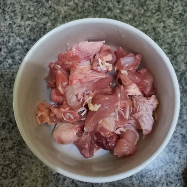 Potong kecil-kecil paha ayam, sisihkan