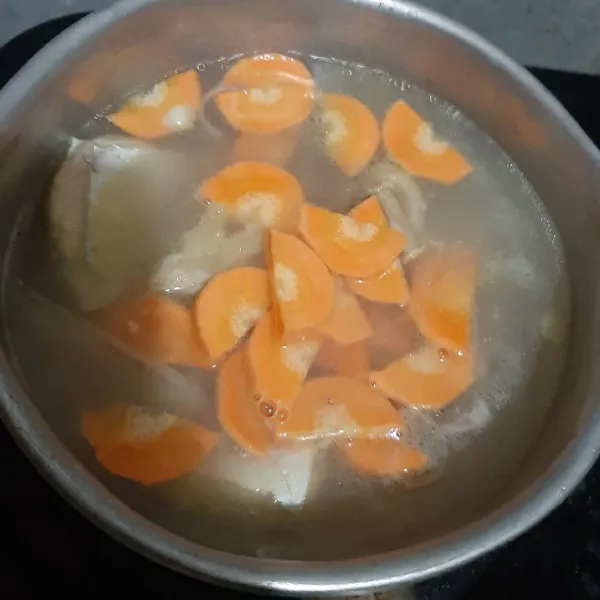 Masukan wortel dan sebagian daun bawang, tunggu layu