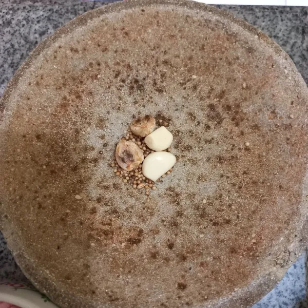 Haluskan bawang putih, kemiri sangrai dan ketumbar