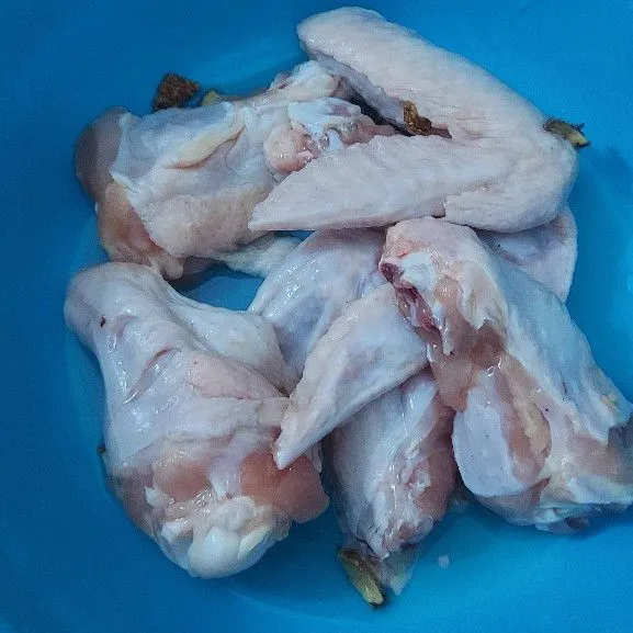 Potong sayap ayam menjadi 2 bagian cuci bersih dan  lumuri dengan jahe dan garam diamkam selama 10 menit kemudian cuci kembali