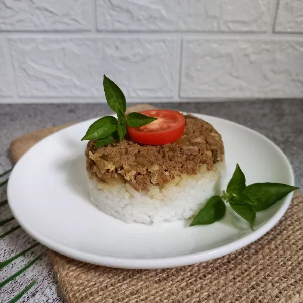 Nasi tim daging sapi siap disajikan.