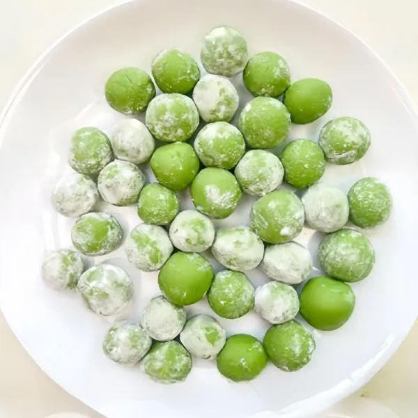 Lalu gulung adonan menjadi bola-bola kecil