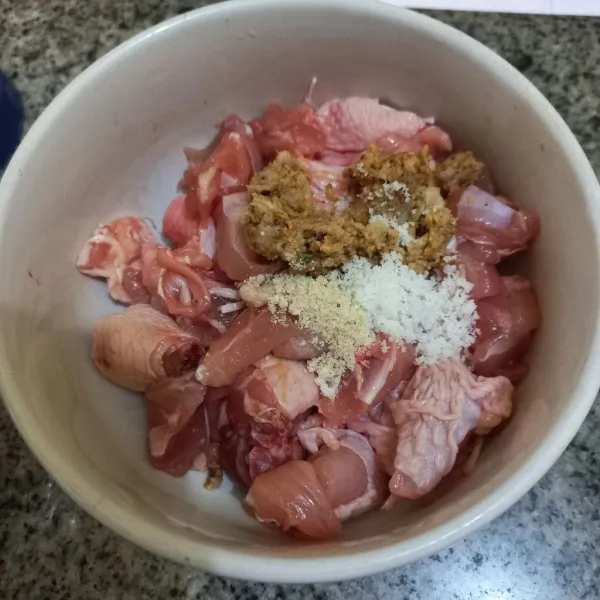 Baluri potongan paha ayam dengan bumbu halus, garam dan kaldu jamur