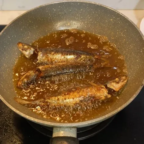 Goreng tongkol sampai matang, lalu suwir
