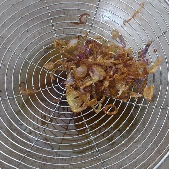 Goreng bawang merah hingga kecoklatan