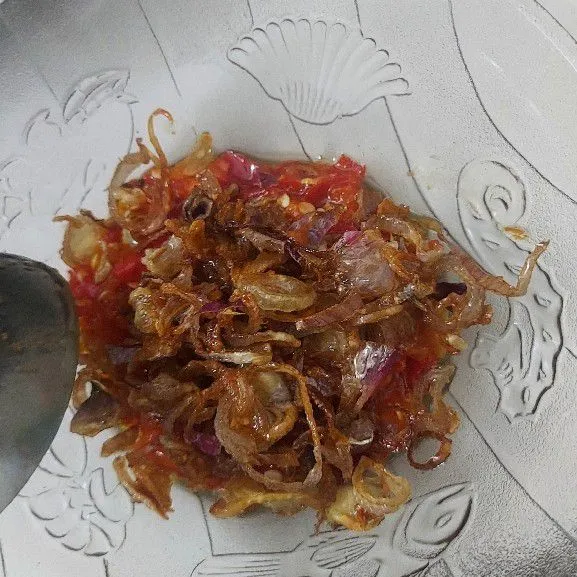 Pindah ke mangkuk dan masukkab sambal yang di uleg dan bawang merah