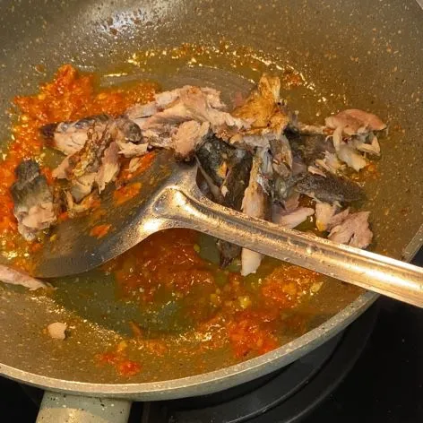 Masukkan ikan yang sudah di suwir