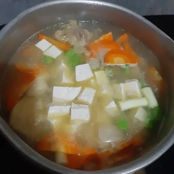 Masukan tahu, buncis, makaroni kerang