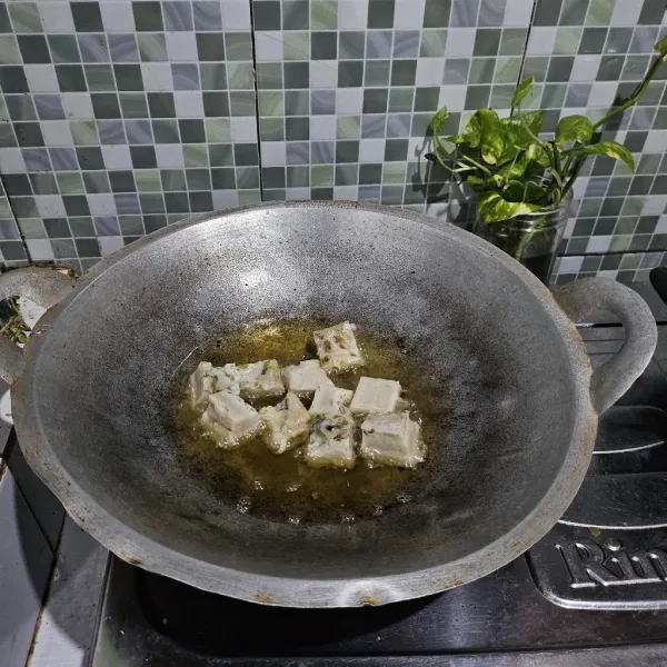 Goreng pempek dalam minyak panas dengan api sedang hingga golden brown.