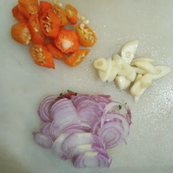 Siapkan irisan bawang merah, bawang putih dan cabai rawit