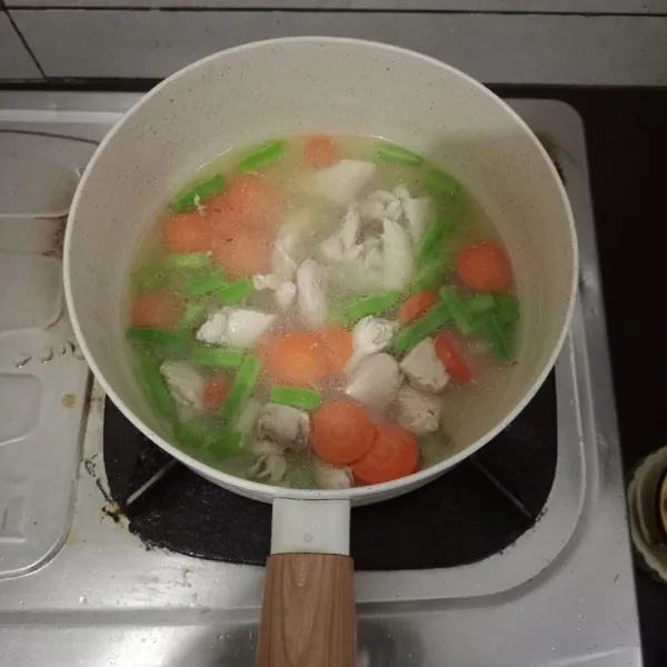 Masak sampai matang, taburi dengan daun bawang dan seledri .