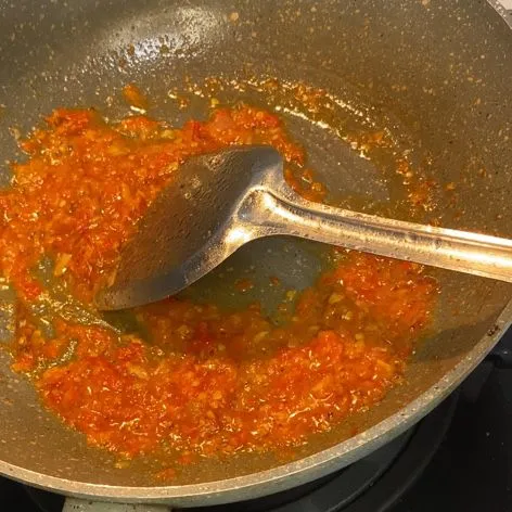 Tambahkan air lalu koreksi rasa