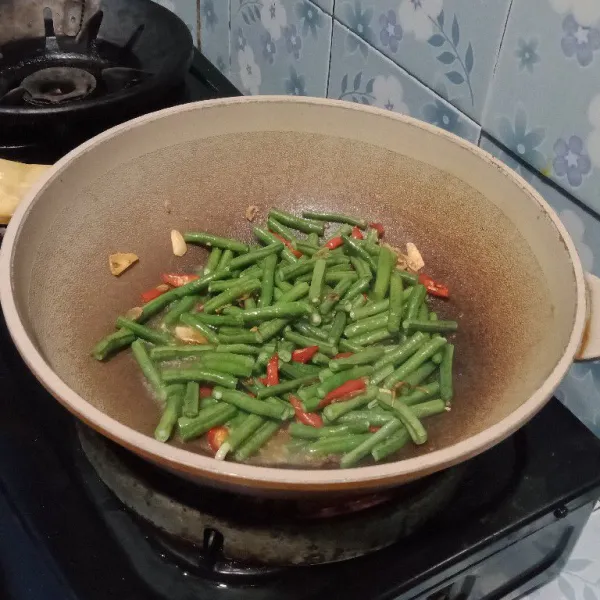 Kemudian masukkan kacang panjang lalu aduk-aduk hingga tercampur merata tunggu sampai matang