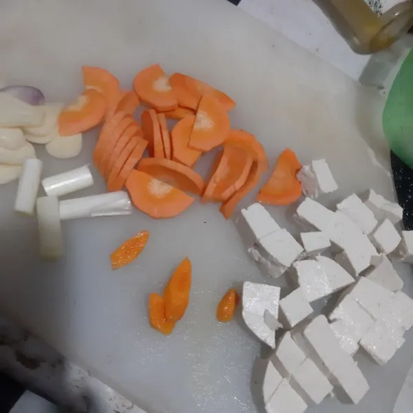 Iris buncis, tahu, wortel, daun bawang