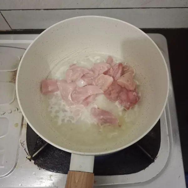 Tumis bawang merah dan bawang putih , masukan ayam. Masak sampai ayam berubah warna