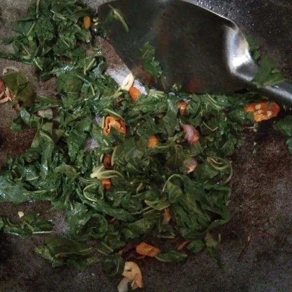 Masukkan semua daun singkong yang telah diiris